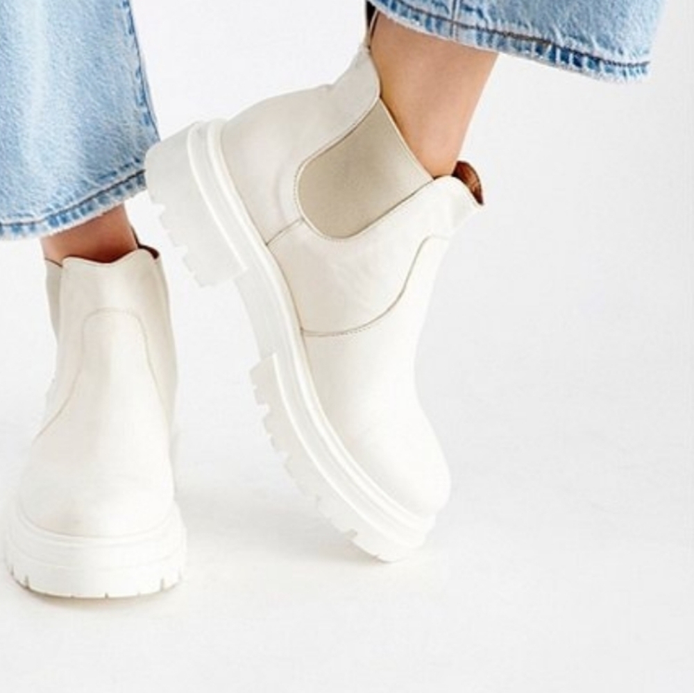 Free People Lola Leather Chunky Lug Sole Chelsea Chalk-Color Booties Siz…